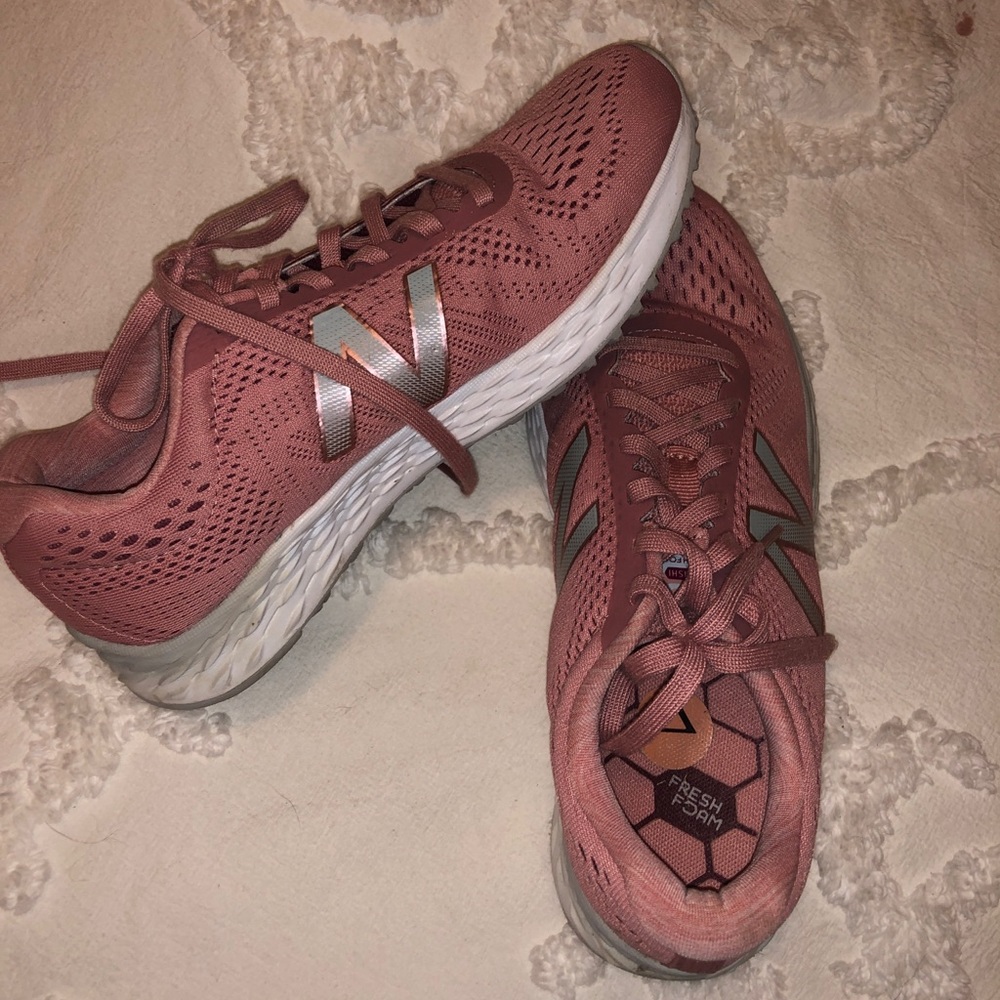 New balance tennis shoes